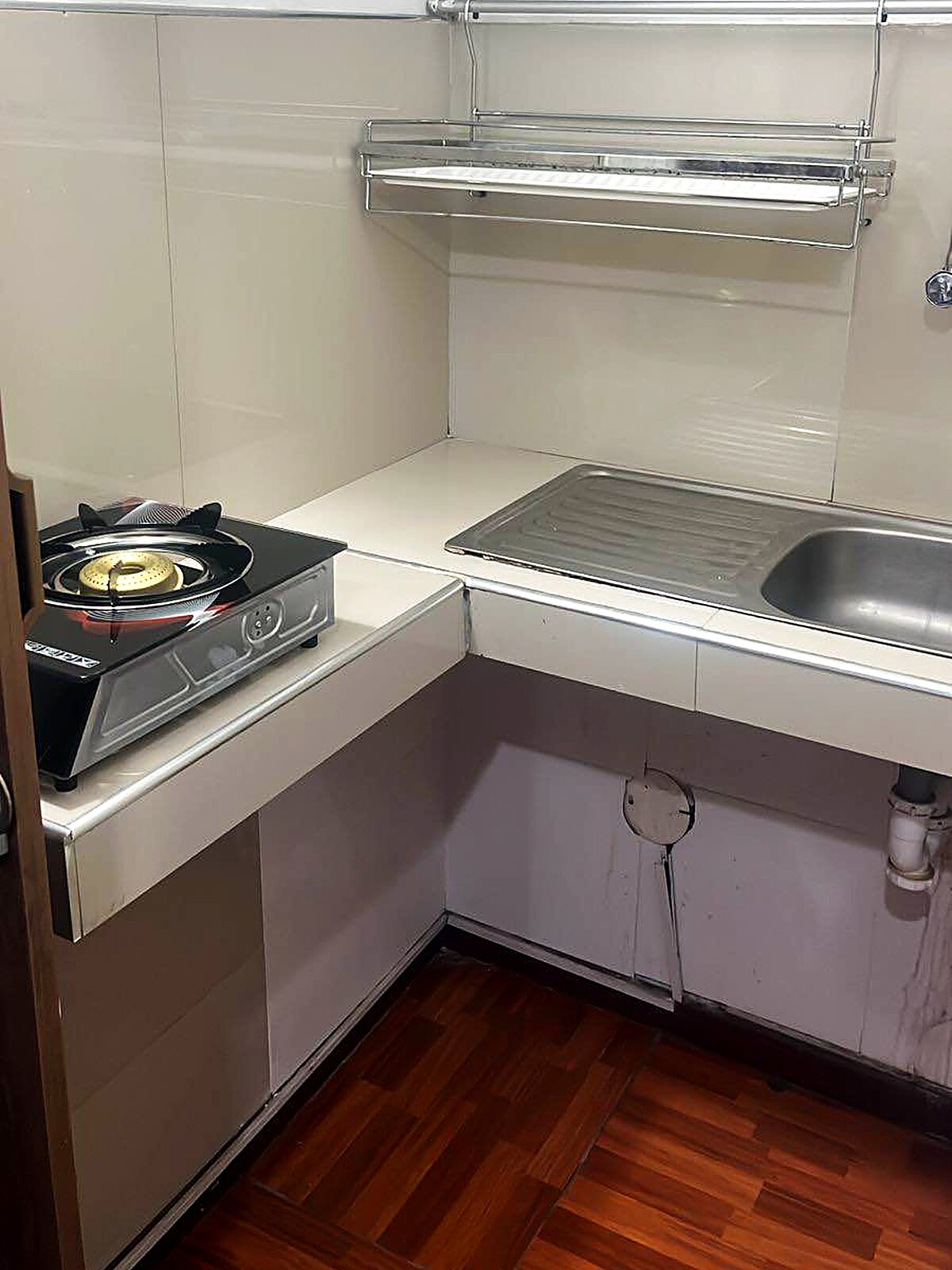 Kitchenette con cocina, lavadero de acero y escurridor