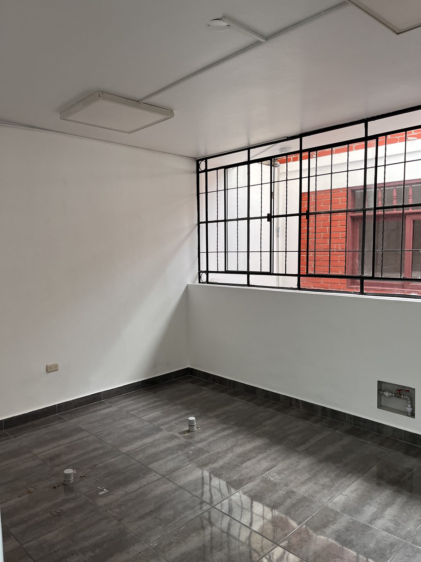 Ambiente posterior con ventana y punto de agua