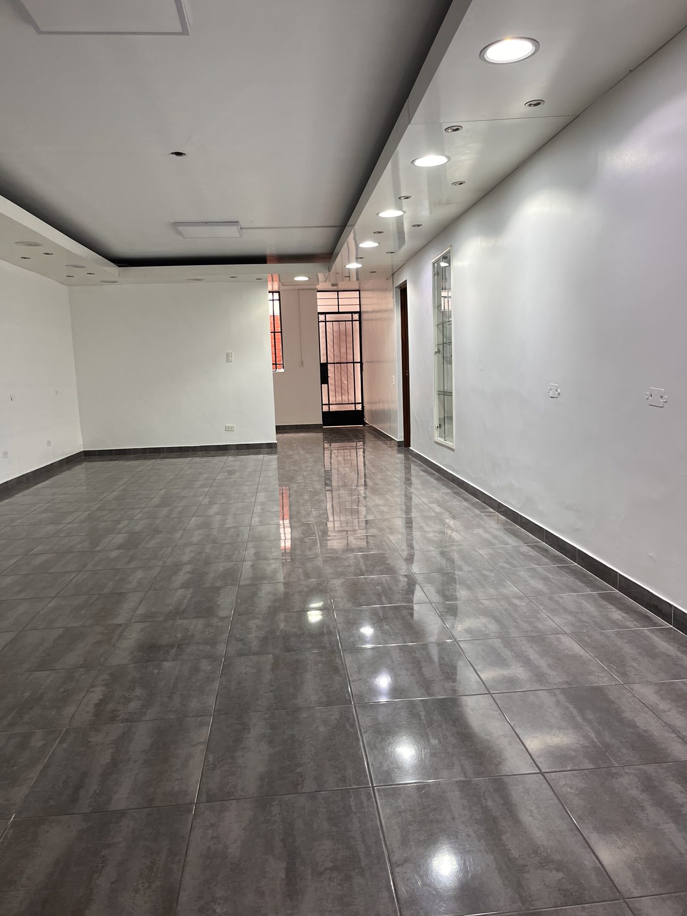 Salón visto hacia el fondo, piso de porcelanato