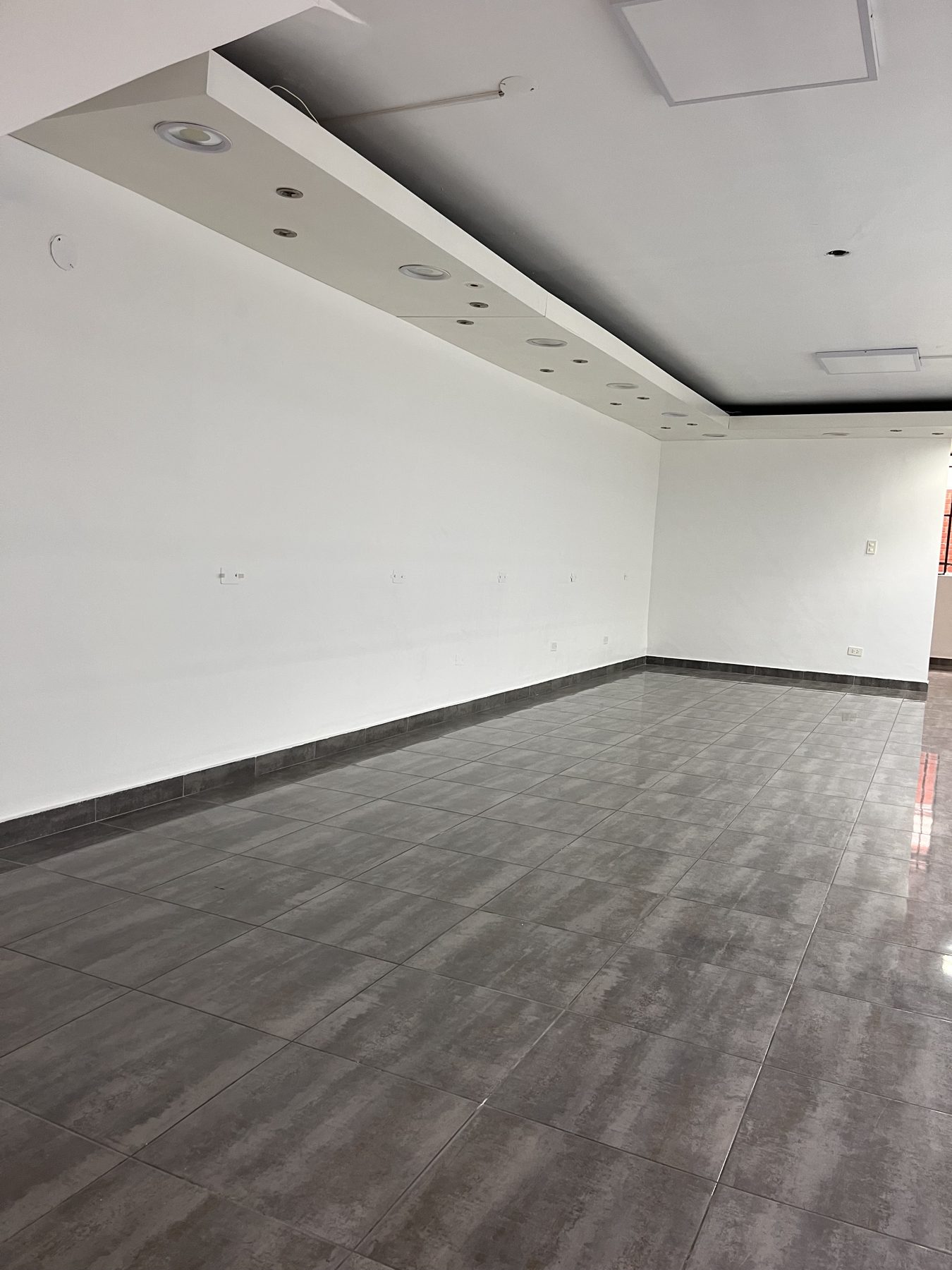 Pared lateral del salón con puntos eléctricos