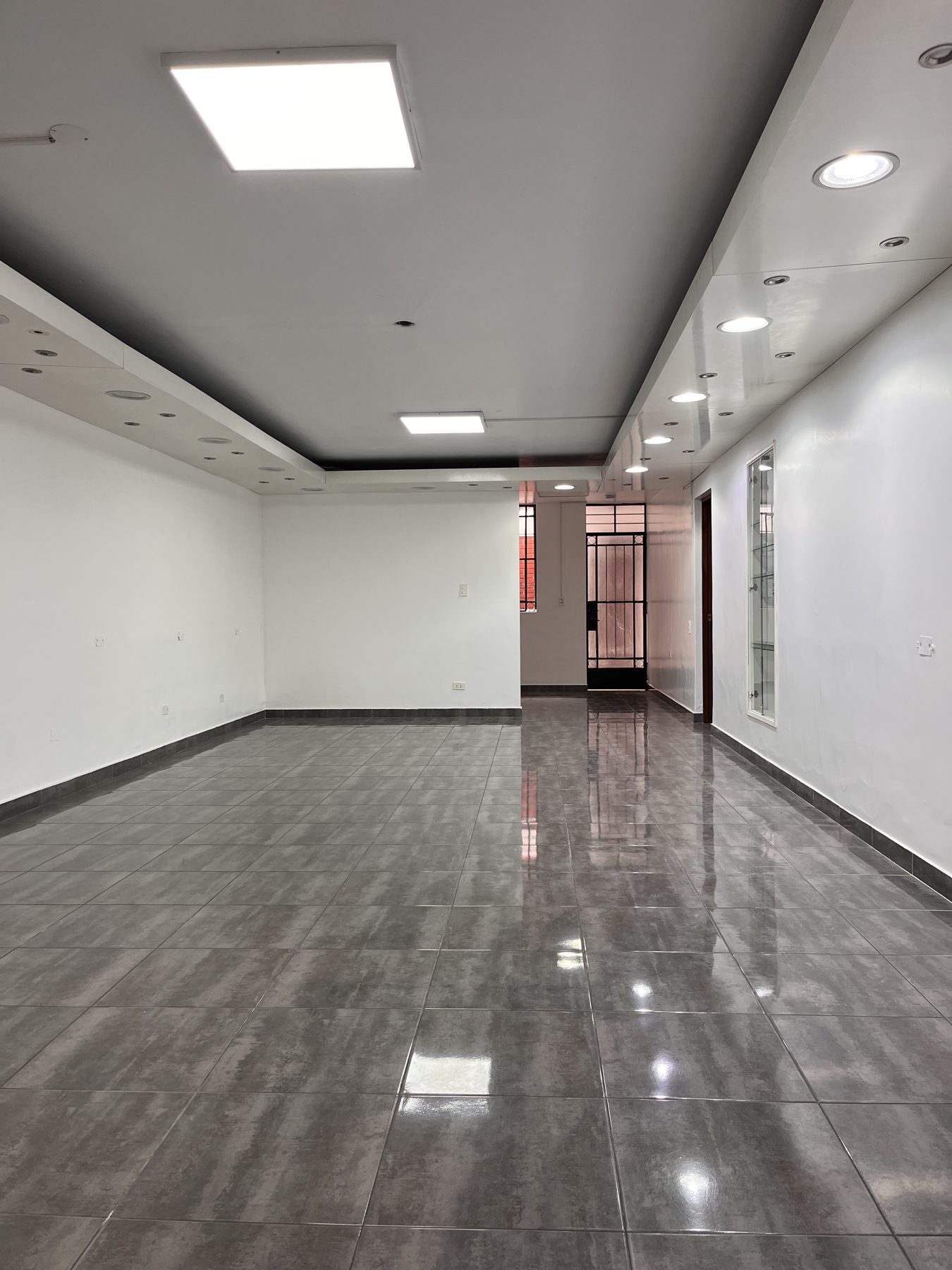 Salón principal del local con iluminación LED