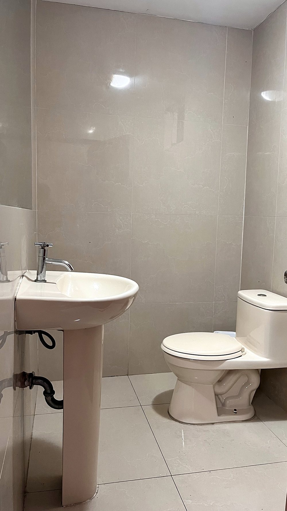 Baño con lavatorio e inodoro