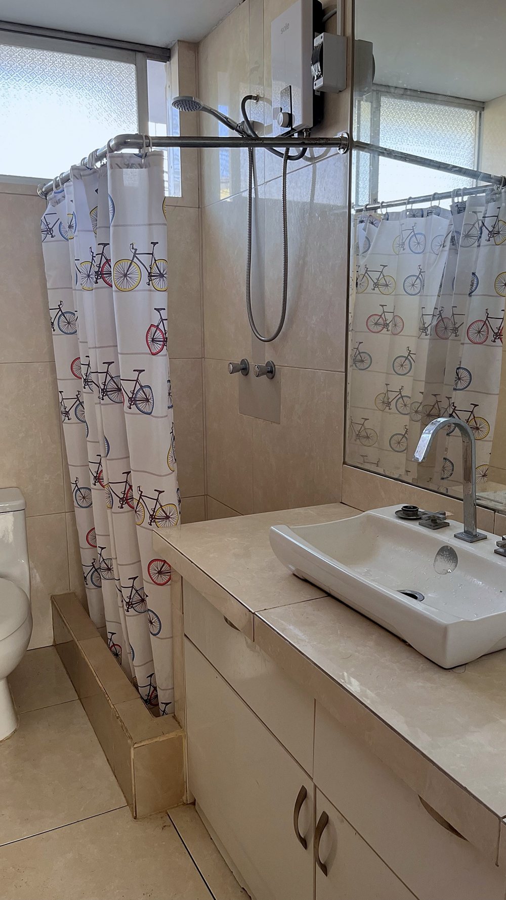 Baño con ducha y lavatorio