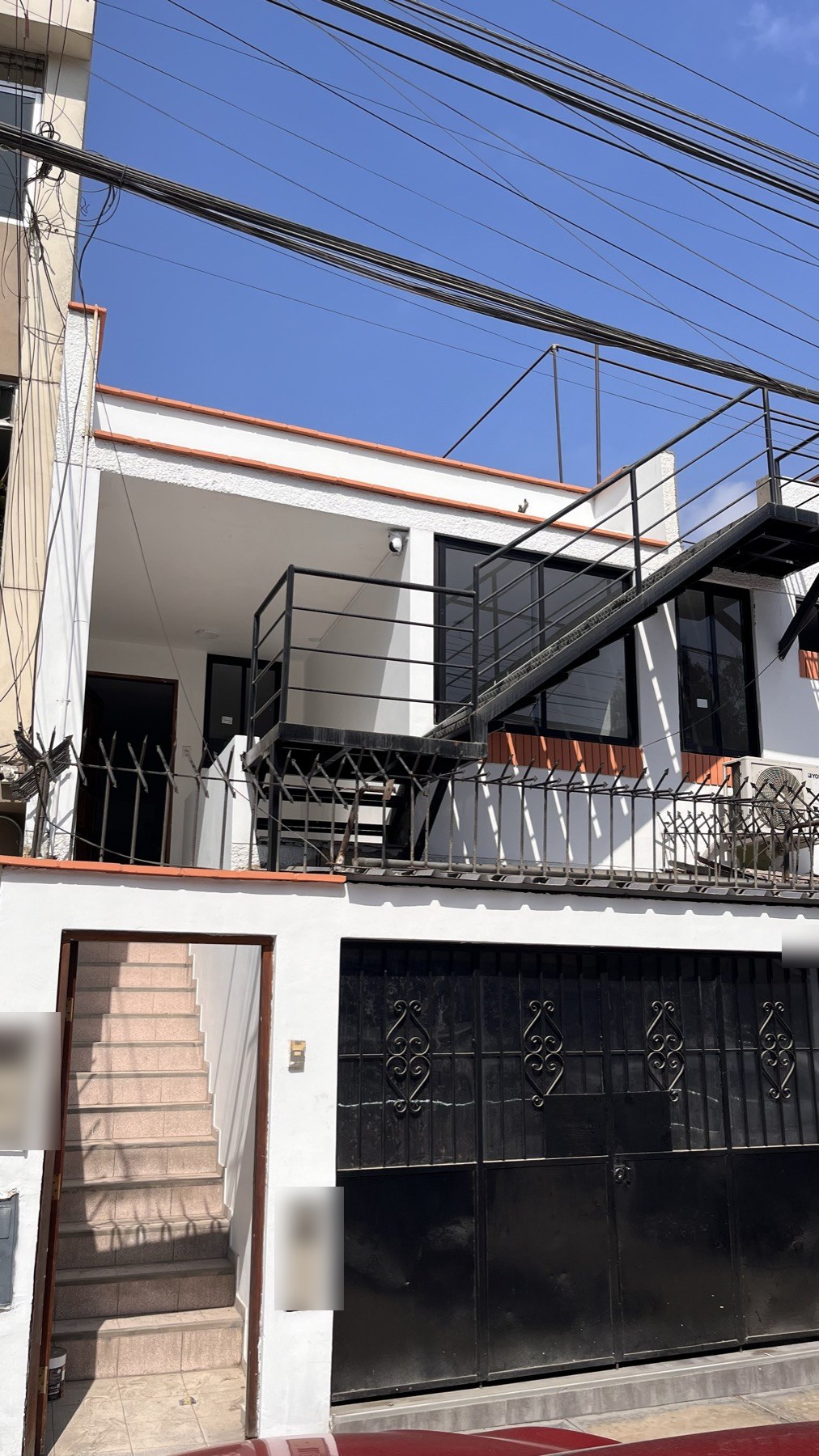 Fachada del edificio con escalera de acceso independiente