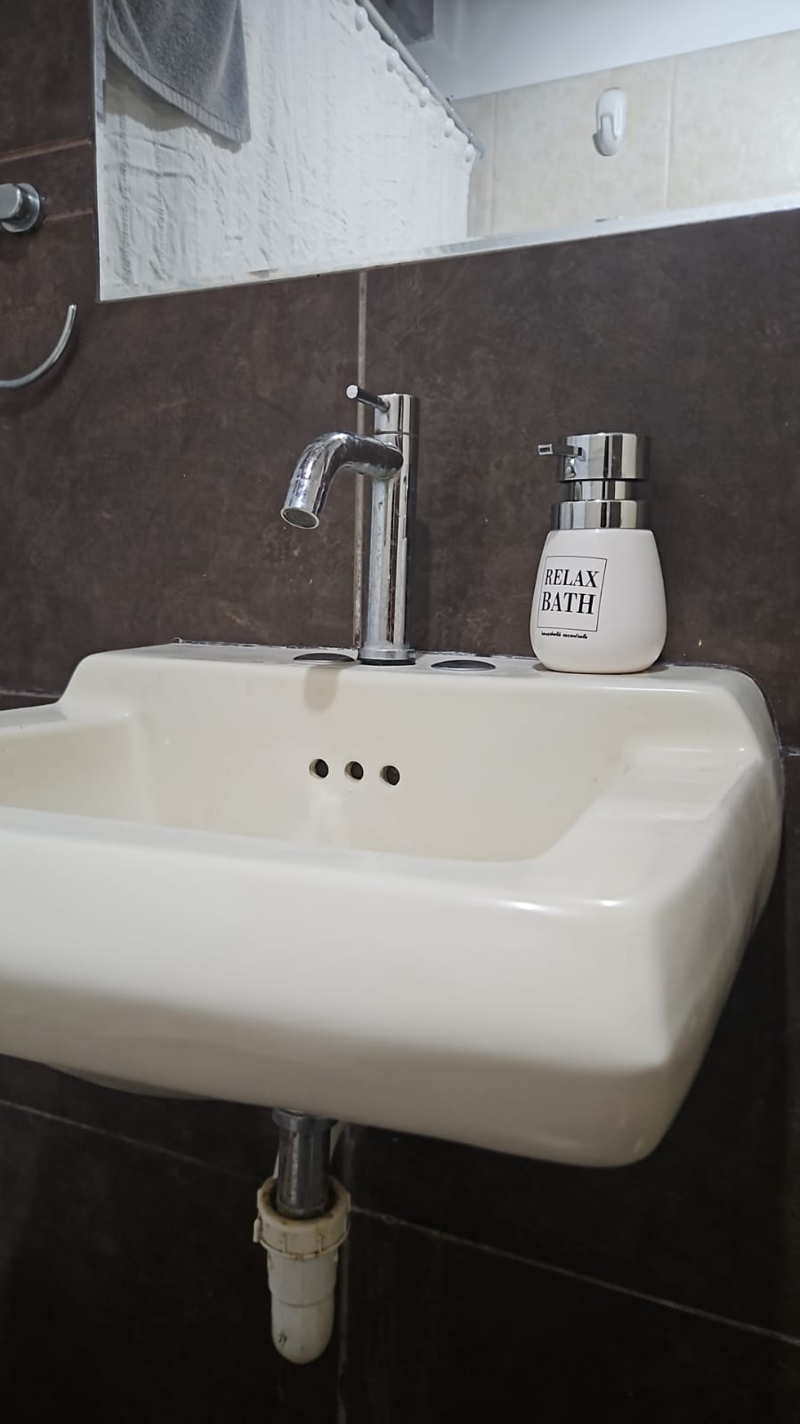 Lavatorio del baño con grifería cromada