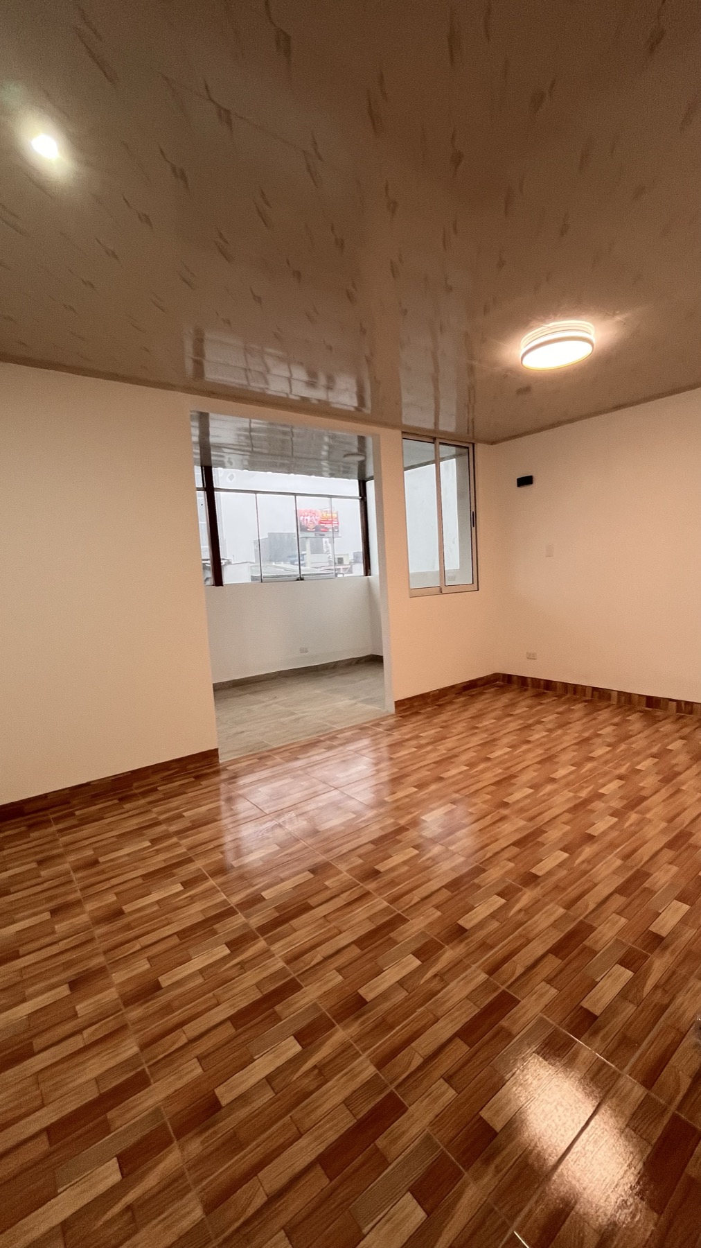 Ambiente principal de la habitación con ventanal