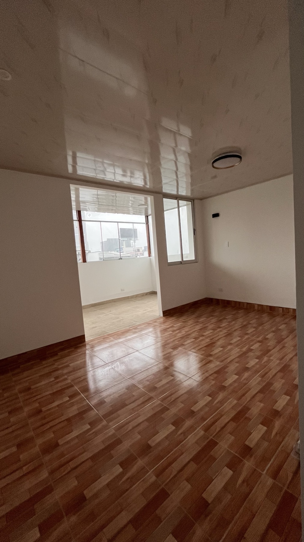 La habitación vista desde el otro extremo