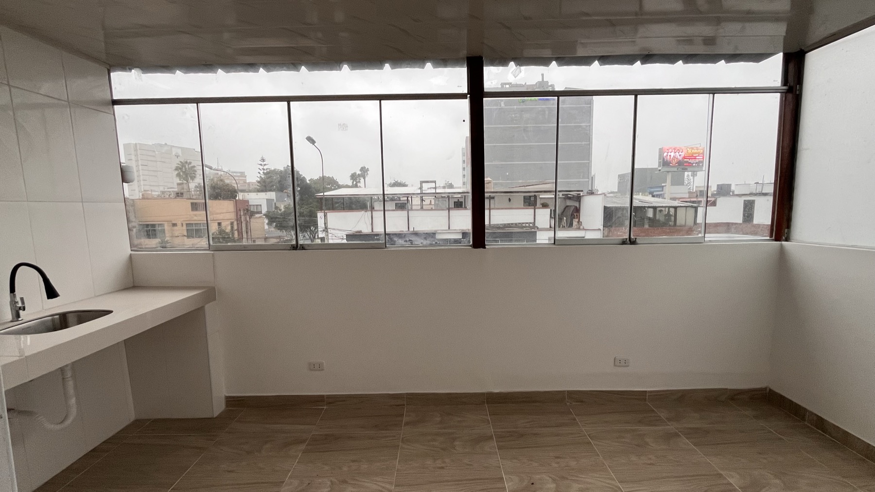 Cuarto en alquiler en Miraflores con kitchenette y ventanal panorámico