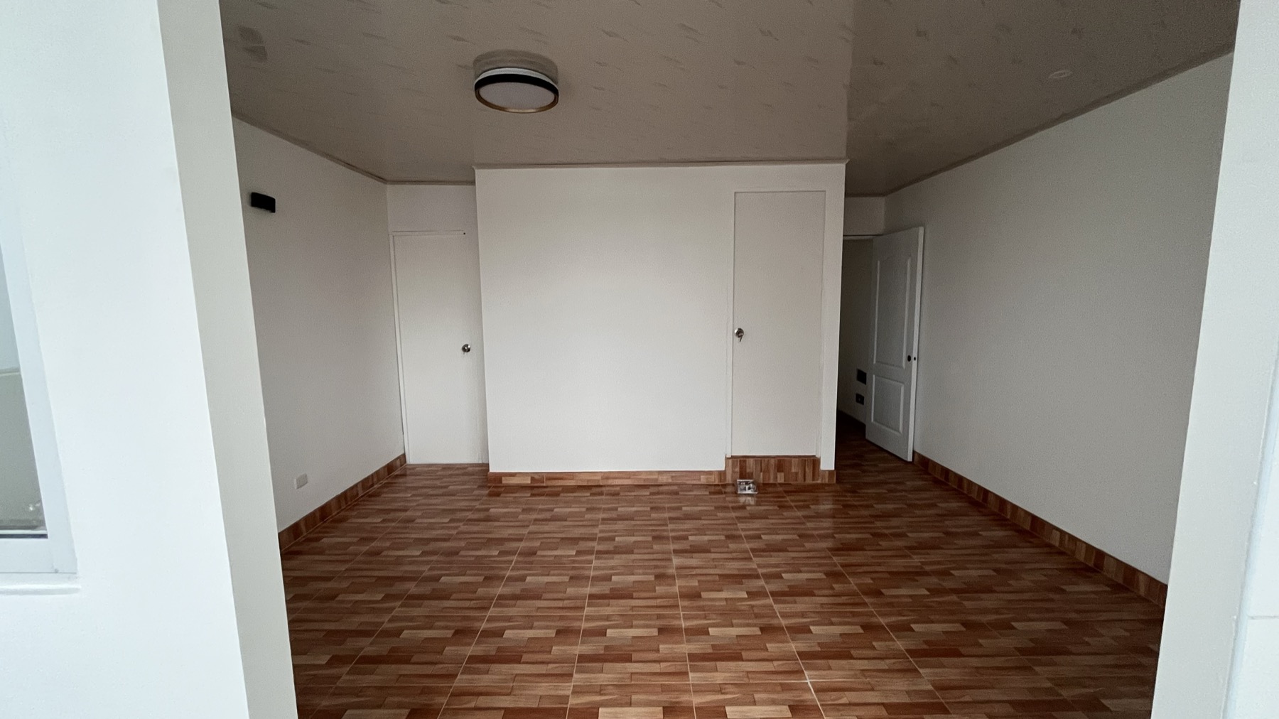 Interior de la habitación con closets empotrados