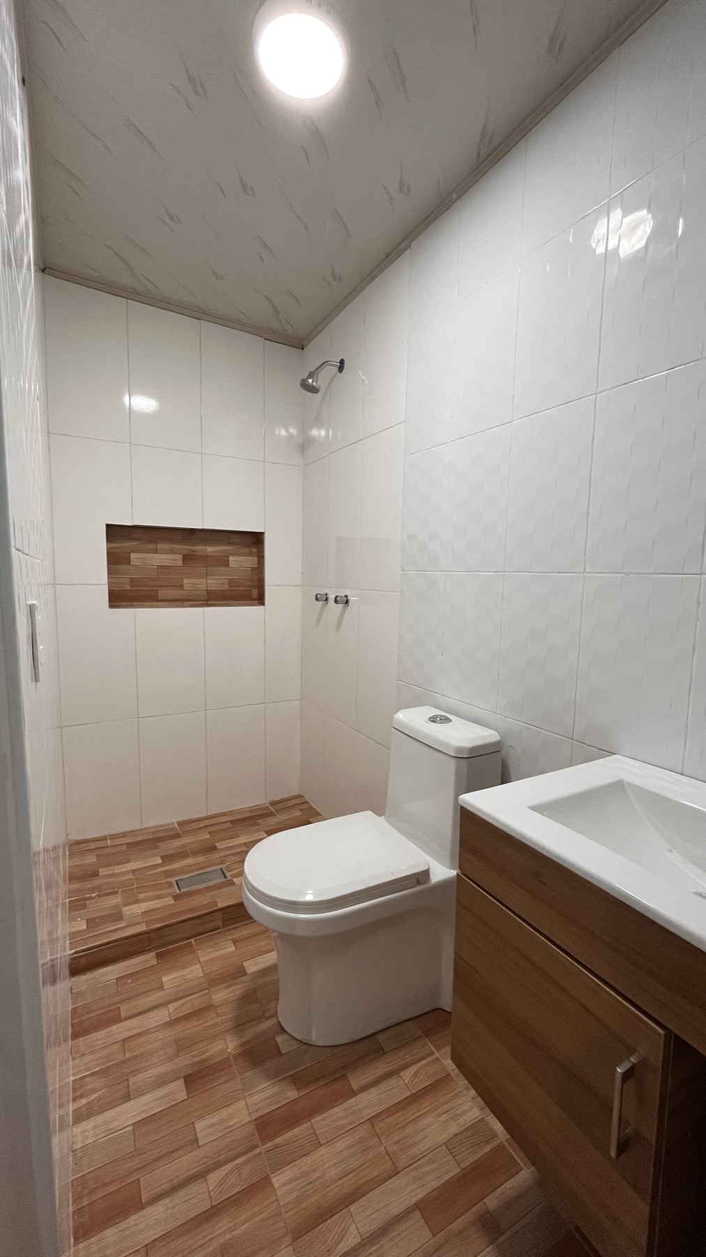 Baño propio dentro de la habitación, con ducha y lavatorio